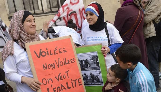 Discriminations : les mères voilées face à l'école, entre espoir et prudence