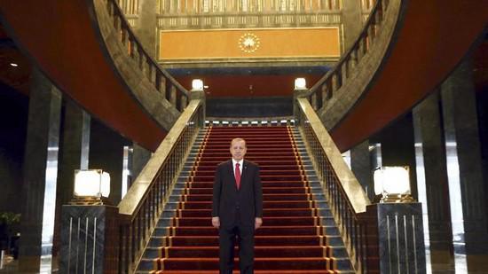 Erdogan prend l'habit de sultan avec son immense palais (vidéo)