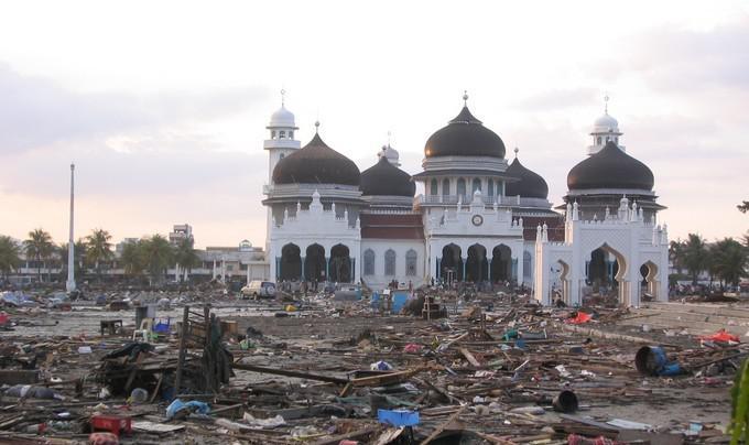 En Indonésie, la grande mosquée Baiturrahman, achevée en 1881, a résisté au tsunami de 2004.