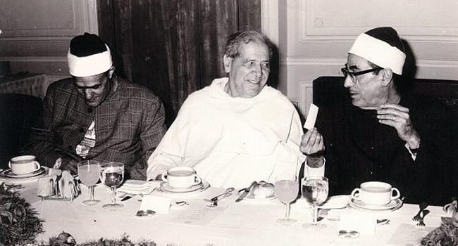 Le Père Georges Anawati (au centre), cofondateur de l’Institut dominicain d'études orientales (IDEO) du Caire, est l'auteur de plus de 250 ouvrages et articles, portant notamment sur les études médiévales, les sciences arabes, la philosophie et la mystique musulmane. (Photo : © Georges Anawati Stiftung)