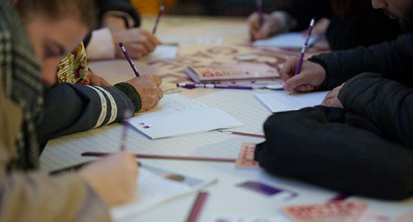 Avec la dictée géante aux Champs-Elysées, le combat contre l'illettrisme en lumière