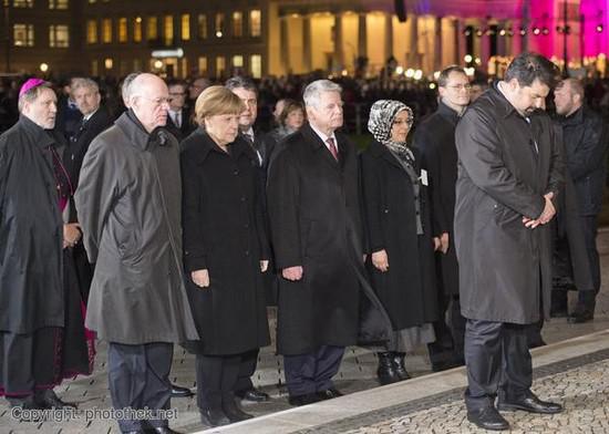 Angela Merkel manifeste avec les musulmans contre l’islamophobie
