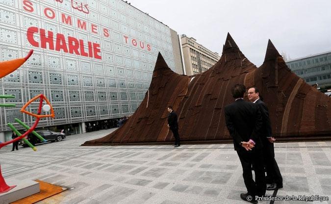 François Hollande entouré de Jack Lang, président de l'Institut du monde arabe (IMA) et Fleur Pellerin, la ministre de la Culture, jeudi 15 janvier.