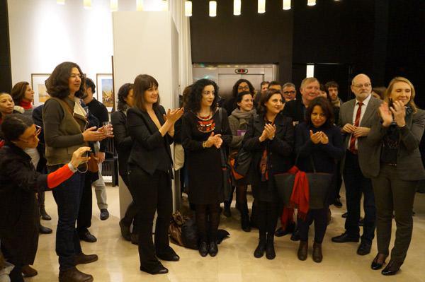 Les six artistes de « Cherchez l’erreur » et Michket Krifa, commissaire d'exposition. (Photo : © Institut des cultures d'islam)