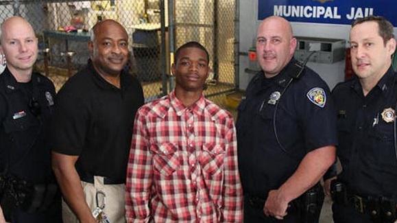 Jamal Rutledge pose avec des policiers de Fort Lauderdale