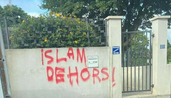 Un tag islamophobe découvert sur la mosquée de La Roche-sur-Yon