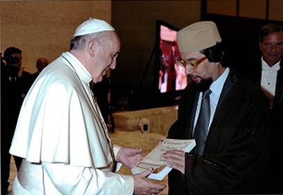 Lors de sa visite au pape François, le 1er septembre 2014, Yahya Pallavicini offrit l'ouvrage "The Covenants of the Prophet Muhammad with the Christians of the World", de John Andrew Morrow, qui compile six traités unissant chrétiens et musulmans aux premiers temps de l'islam.