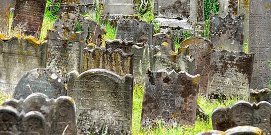 Près de 300 tombes profanées dans un cimetière juif du Bas-Rhin