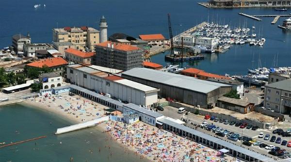 Italie : des femmes se baignent couvertes en solidarité avec les musulmanes