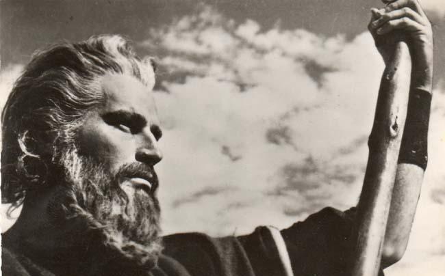 Le prophète Moïse a pris les traits de l’acteur américain Charlton Heston (1923-2008) depuis son rôle dans le film de Cecil B. DeMille, Les Dix Commandements (1956). La scène cinématographique de la traversée de la mer Rouge fait désormais partie de la mémoire visuelle contemporaine.