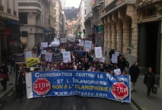 Dans 17 villes, des manifestations contre l'islamophobie ont été organisées le 14 mars à l'appel de la Coordination contre le racisme et l'islamophobie (CRI). Ici, à Lyon où environ 1 500 personnes ont répondu présentes. 