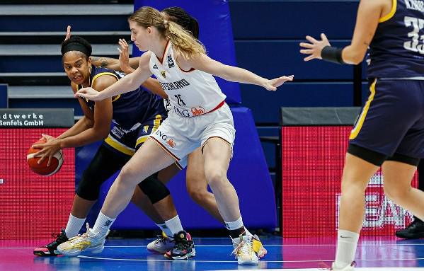 Voile : la région Île-de-France prête à couper ses aides aux clubs de basket réclamant l'abrogation de l'interdiction