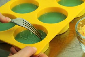 On peut aussi verser le savon liquide dans de petits moules en silicone.
