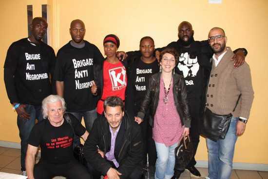 La présidente de Zonzons 93, Laetitia Nonone en rouge, entourée des membres d'autres associations.