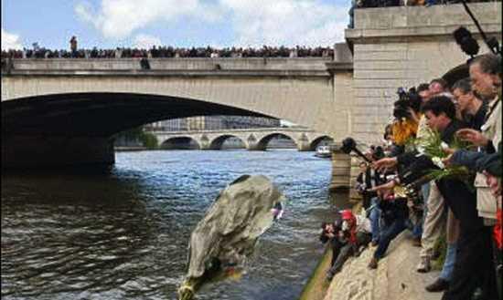 Un hommage à Brahim Bouarram, jeté à la Seine le 1er mai 1995.