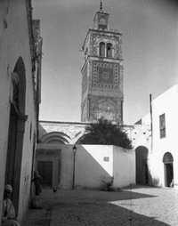 Abdelhak El Ouertani (attribuée à), Minaret de la mosquée El Ksar sur la place du Général (mosquée du VIIIème, minaret du XVIIème), 1895-1896. © Fonds Beit el Bennani