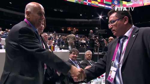 Le Palestinien Jibril Rajoub (gauche) et l'Israélien Ofer Eini se sont serré la main au congrès de la Fifa ce vendredi 29 mai après l’annonce de l’annulation du vote.