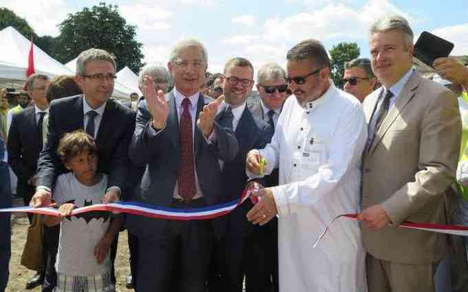 La pose de la première pierre de la mosquée de Montfermeil, en Seine-Saint-Denis, en présence des responsables de l'ACMM, de Claude Bartolone, candidat à la présidence du Conseil régional Ile-de-France (au centre), et de Stéphane Troussel, président du Conseil général du 93 (à g.). Un événement organisé sans le maire Xavier Lemoine.