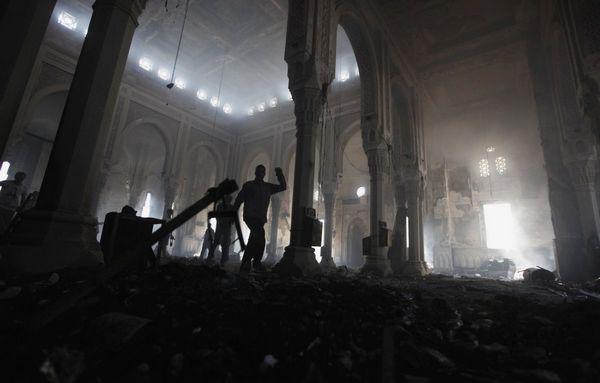 La mosquée Rabia Adawiya saccagée le 14 août 2013 par les forces de sécurité égyptiennes qui ont violemment réprimé les Frères musulmans sur ordre d'Abdel Fattah al-Sissi.