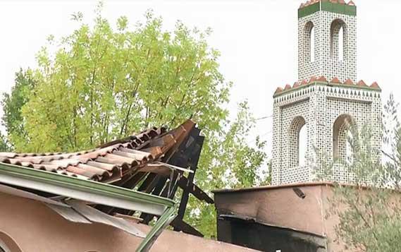 La mosquée d'Auch (Gers, en Midi-Pyérnées) a été dévastée par un incendie dans la nuit du samedi 22 au dimanche 23 août. (Photo : capture d'écran reportage iTELE, 23 août 2015)