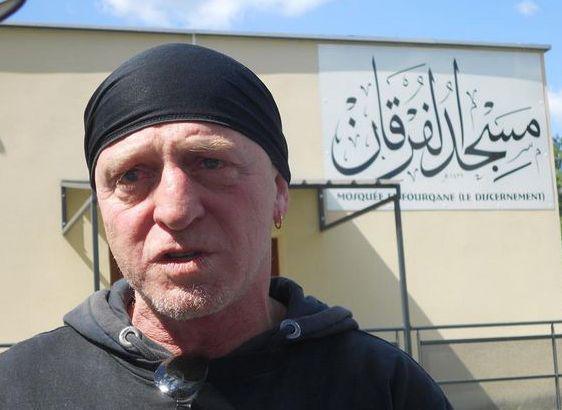 Philippe Martinez, le marin qui a sauvé plus de 1 800 réfugiés à la dérive en Méditerranée, a été honoré à la mosquée de Valence dimanche 6 septembre.