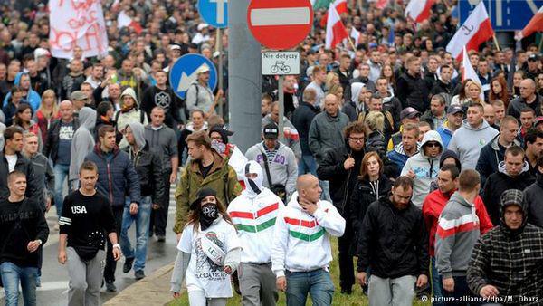 Des milliers de personnes ont manifesté dans les rues contre l'accueil des réfugiés, assimilés à des musulmans, samedi 12 septembre. En revanche, le même jour, plus de 100 000 personnes ont battu le pavé à Londres pour leur accueil.