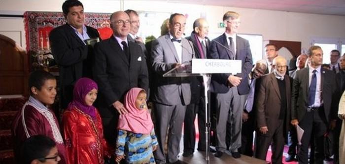Bernard Cazeneuve en visite à la mosquée de Cherbourg (Manche), le premier jour de l'Aïd al-Adha 1436 jeudi 24 septembre.