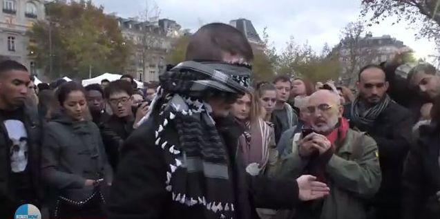 A Paris, un musulman ouvre ses bras contre l’islamophobie (vidéo)