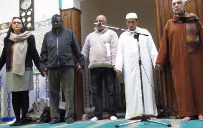 Des rassemblements œcuméniques ont été organisés dans de nombreuses mosquées après les attentats du 13 novembre, comme ici à Châteauroux (Indre).