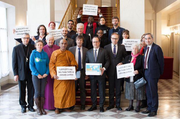 A deux jours de la fin de la COP21, des représentants religieux du monde entier ont remis à François Hollande des pétitions appelant à la justice climatique. © WCC