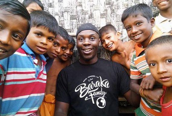 Moussa Ibn Yacoub, membre de BarakaCity, est emprisonné au Bengladesh depuis le 22 décembre. Ici, une de ses dernières photos prises aux côtés de jeunes Rohingyas.