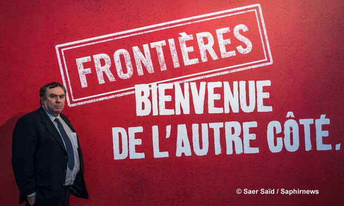 Pour Benjamin Stora, président du conseil d’orientation du musée de l’Histoire de l’immigration, « alors qu’il y a une plus grande circulation des idées et des images, on assiste à une fermeture et à un repli sur soi. C’est ce paradoxe qu’illustre l’exposition "Frontières" à l’échelle internationale ».