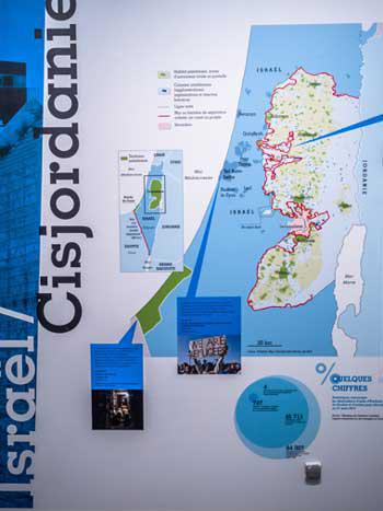 Un des panneaux qui ouvrent l'exposition "Frontières" illustrant notamment la situation des réfugiés en Palestine.