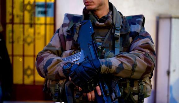 Valence : une voiture fonce sur des militaires devant la mosquée