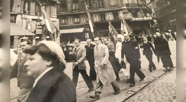 L’imam Bel Hadj El Maafi, ici en djellaba blanche, défile dans les rues de Lyon le 3 septembre 1944 avec Frère Benoît, autre figure de la Résistance lyonnaise. Photo d’archive de Philippe Pernot