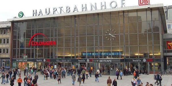 D'après les premiers témoignages, un millier d'hommes alcoolisés avaient déferlé autour de la cathédrale et la gare centrale de Cologne (ici en image) pour y agresser des femmes lors de la nuit du Nouvel an.