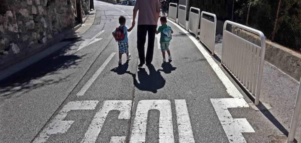 Vitry : une musulmane échappe à des coups de couteau à la sortie d’une école