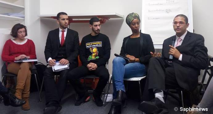 Cinq ans après sa création, Stop le Contrôle au faciès (SCAF) a publié son premier rapport le 1er mars 2016. De g. à dr.: Salomé Linglet, du pôle juridique de SCAF, Yasser Louati, du Collectif contre l'islamophobie en France (CCIF), Nassim Lachelache, élu à Fontenay-sous-Bois, Laetitia Nonone, de Zonzon 93, et Rachid Chatri, de La Balle au Centre.