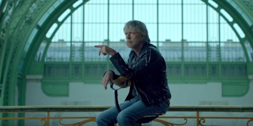 Renaud dans son clip "Toujours assis".
