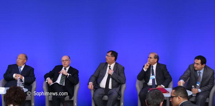 L'instance de dialogue avec l'islam de France a réuni quelque 150 personnalités musulmanes dont les membres du CFCM ici à l'image aux côtés du ministre de l'Intérieur Bernard Cazeneuve. Des anciens présidents du CFCM (Dalil Boubakeur et Mohammed Moussaoui) avec l'actuel président Anouar Kbibech (centre) et celui qui devrait le succéder, Ahmet Ogras (à dr.).