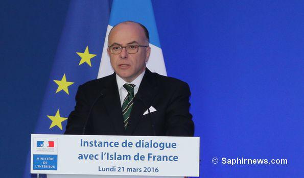 Le ministre de l'Intérieur Bernard Cazeneuve pour clôturer l'instance de dialogue.
