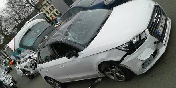 La voiture des deux chauffards à l'issue de la course poursuite avec la police belge.