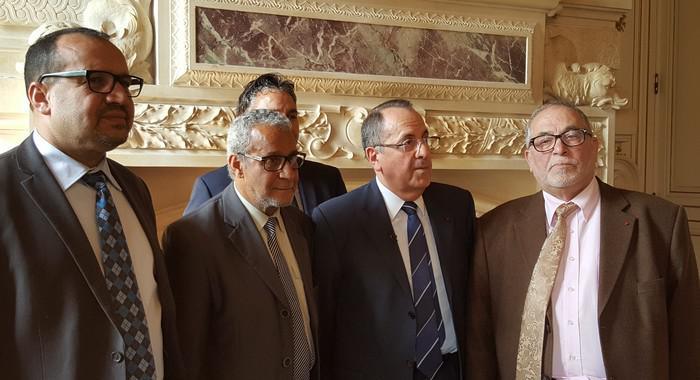 Des représentants du culte musulman du Rhône entourés du préfet Michel Delpuech. Ensemble, ils ont signé le 20 avril la « Charte d’accompagnement de la rénovation des institutions représentatives du culte musulman ».