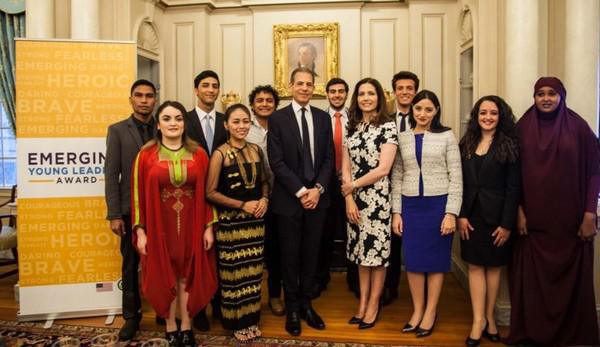 Le prix i[« Jeunes leaders émergents »]i 2016 a été remis à 10 jeunes venus du monde entier (ici à l'image) par le Département d'Etat. Parmi les lauréats, on retrouve Samuel Grzybowski, fondateur de Coexister.