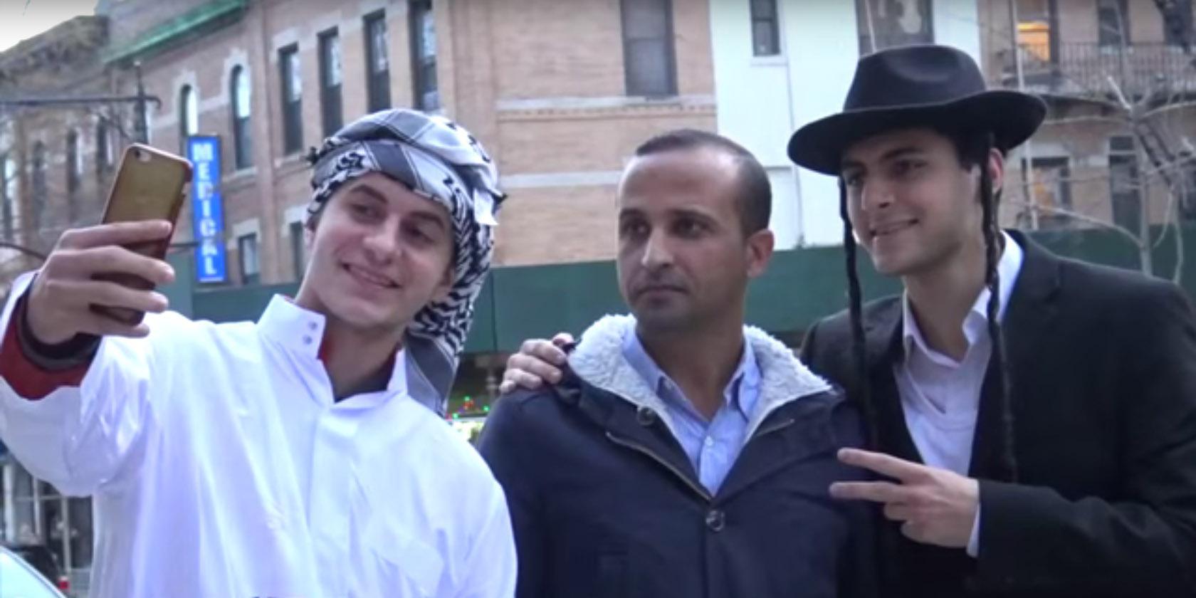 Moe et ET sont deux frères youtubeurs, spécialistes en expériences sociales via caméras cachées.
