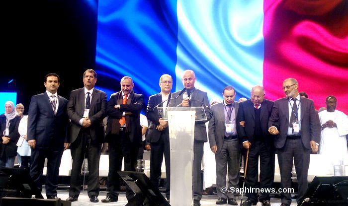 Les participants, intervenants et bénévoles ont été invités à rejoindre la scène sur le grand podium lors de la cérémonie de clôture de la RAMF. De g. à dr.: Ahmet Ogras, Anouar Kbibech, Abdallah Ben Mansour, Boubaker El Hadj Amor, Amar Lasfar, Makhlouf Mamèche, Dalil Boubakeur, Lhaj Thami Breze.