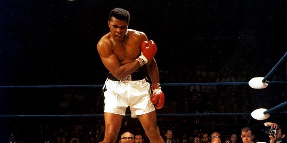Muhammad Ali terrassant Sonny Liston en 1965.