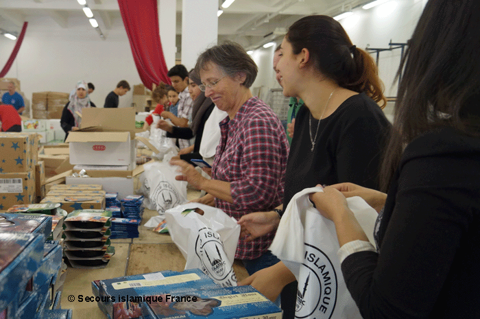 En 2015, musulmans et catholiques, encadrés par le Collectif Abraham de Massy, préparaient près de 1 200 colis, destinés à être distribués par le Secours islamique France à des détenus, à l’occasion du mois de Ramadan.
