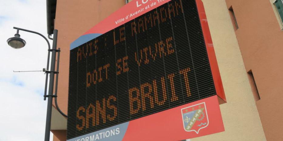 Ramadan sans bruit ? Le maire de Lorette ne regrette pas ses panneaux