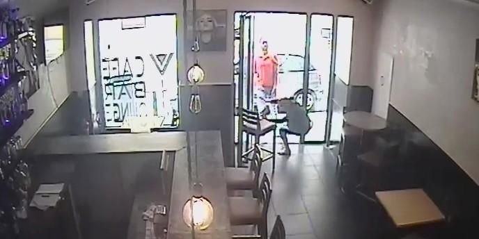 Image tirée de la vidéosurveillance du bar à Nice où un individu a giflé une serveuse qui servait de l'alcool pendant le ramadan.